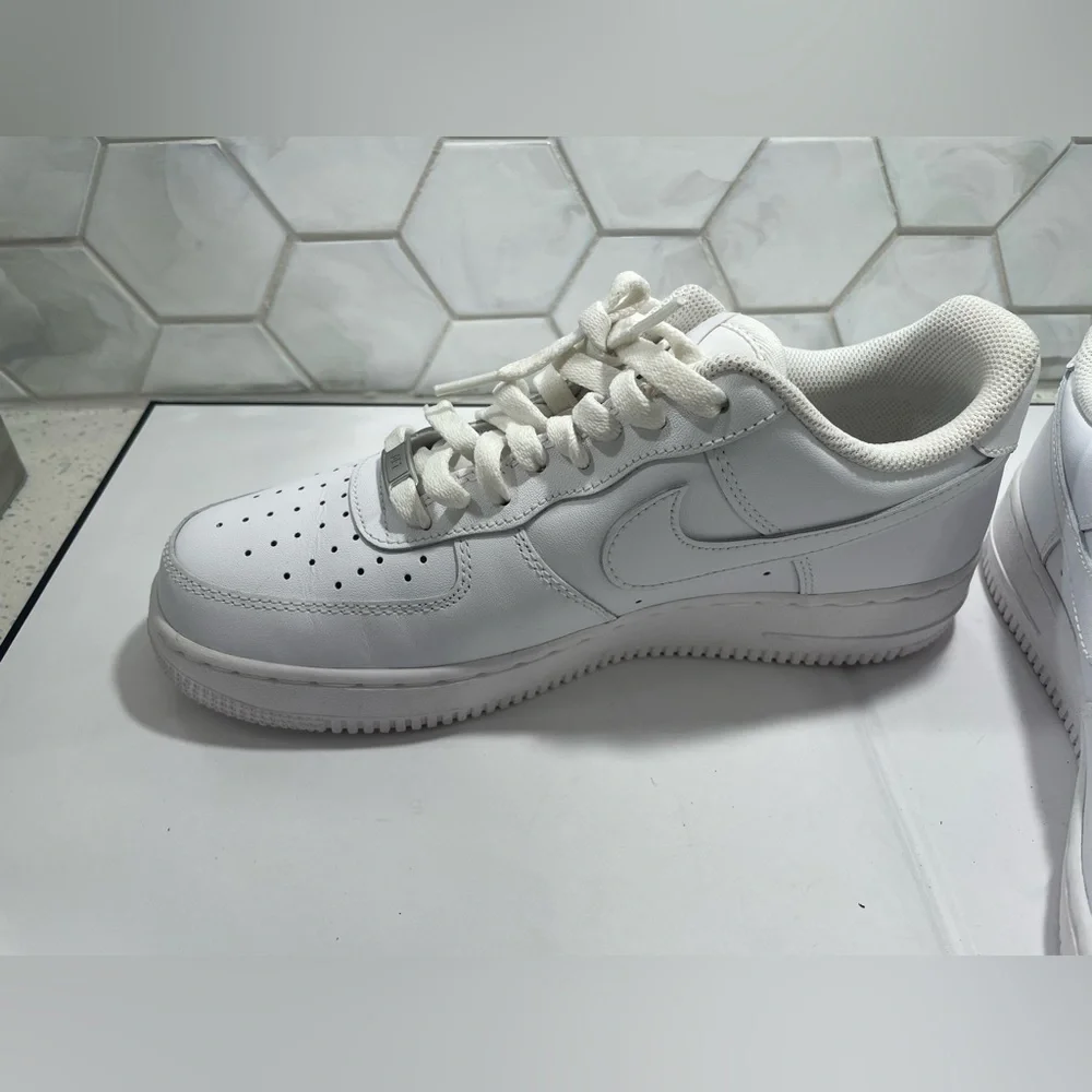 Nike Air Force 1 Low Sneakers Size 10 White Woman's DD8959-100 Great Shape